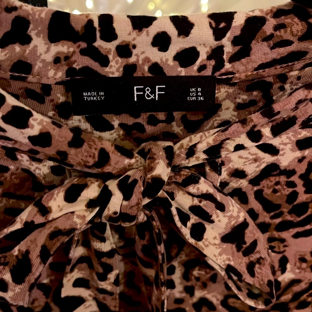 💙F&F Womens Leopard Print size 8 blouse. 96% Viscose, 4% Elastane very soft, EUC - Picture 3 of 4